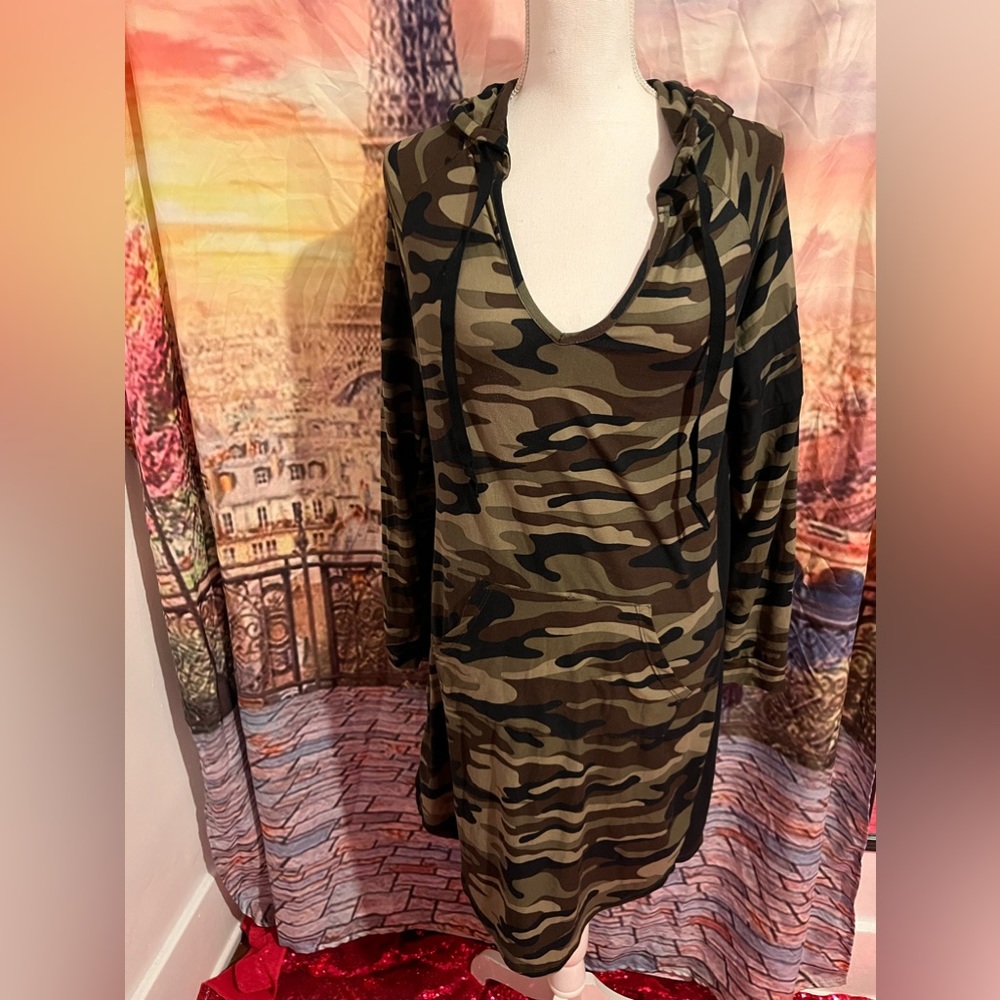 Hoodied V neck camo dress with pocket